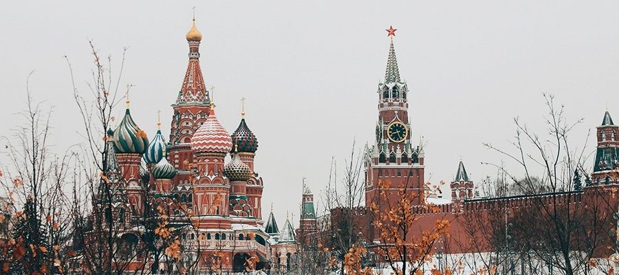 Winterzicht op het Kremlin en de Basiliuskathedraal in Moskou