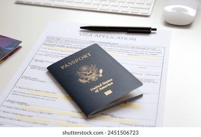Amerikaans paspoort op een visumaanvraagformulier naast een pen