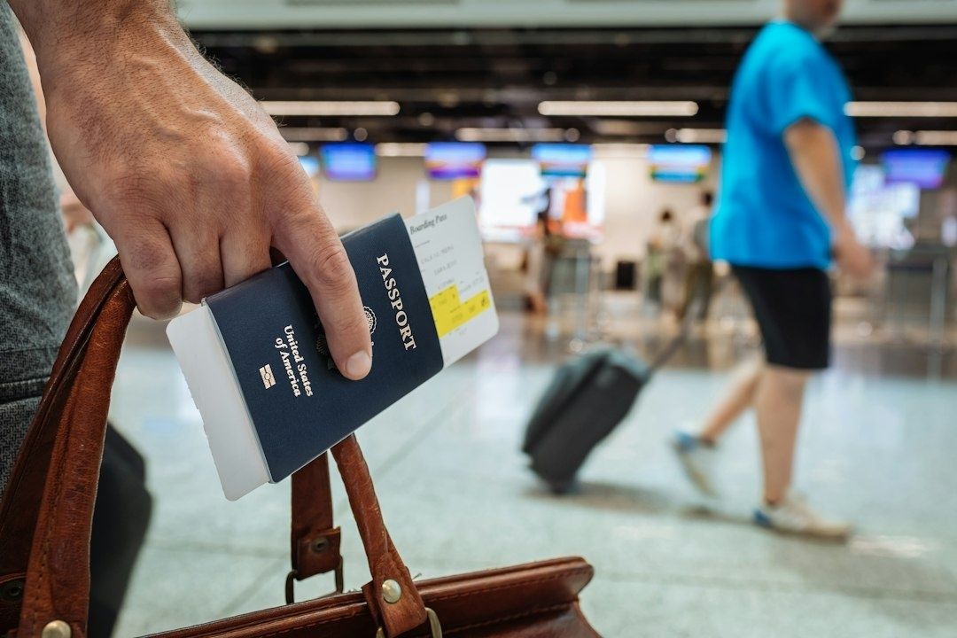 Reiziger houdt een paspoort en instapkaart vast op een luchthaven